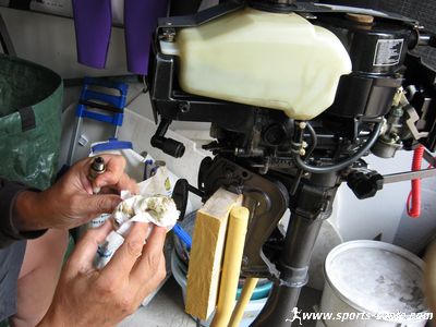 Photo de brossage de bougie de moteur hors bord