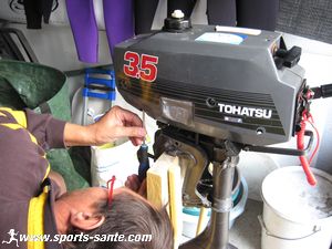 photo du démontage du capot moteur Tohatsu