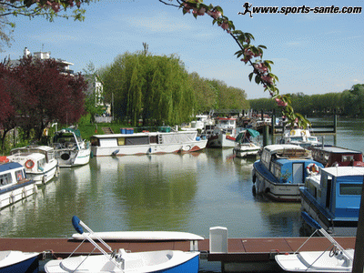 Bateaux au port de plaisance de joinville le pont