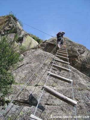 Photo d'échelle en via ferrata