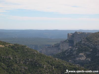 Photo des fenestrelles dominant Saint Guilhem le Désert