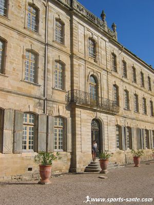 Photo de la façade princière du château de Cassan