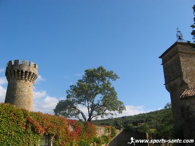 Photo de la tour et du clocheton du château de Cassan près de Pezenas