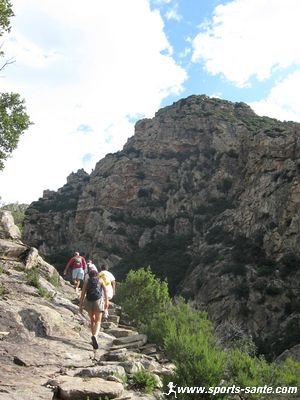 Randonnée dans les gorges de Colombières-sur-Orb dans l'Hérault