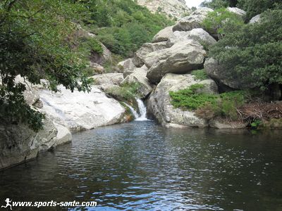 Photo de trous d'eau dans les gorges de Colombières