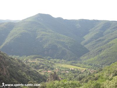 Photo du village de Colombières et du massif du Caroux
