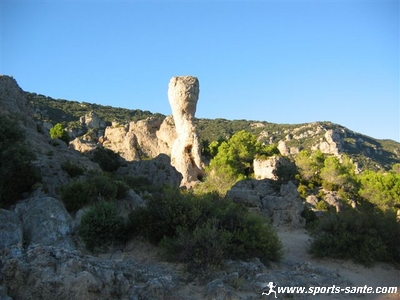 Randonnée pédestre dans le Cirque de Mourèze, rando dans les dolomies du Languedoc