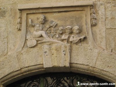 Photo de haut de porte sculpté