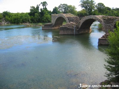Pont romain de Saint-Thibéry entre Agde et Pézenas dans l’Hérault Languedoc Roussillon