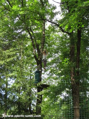 Image de funambule dans un parc aventure