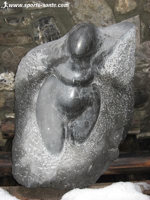 Photo de sculpture de femme en pierre
