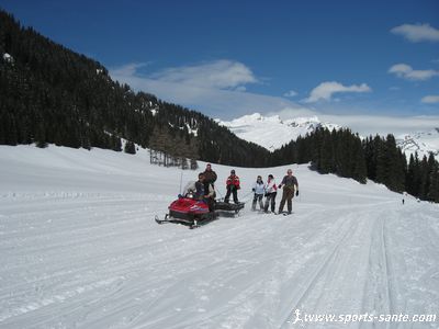 Photo de skieurs tirés en motoneige