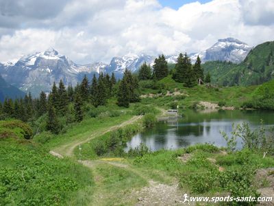 Photo du lac des Gouilles rouges en été