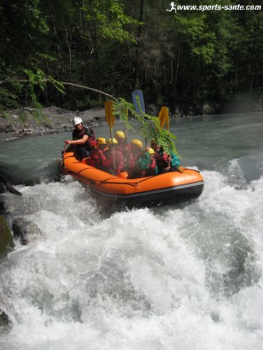 Photo de raft dans les rapides