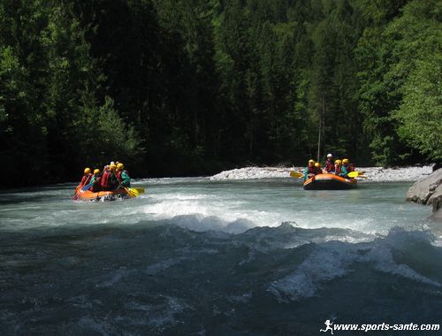 Photo de bateaux pneumatiques en rivière