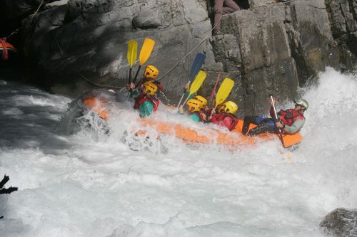 Image de raft dans les rapides