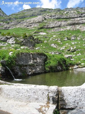Photo de bassin creusé dans la pierre