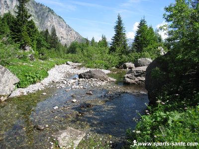 Photo de torrent en montagne