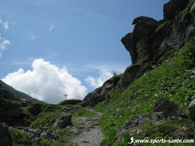Photo de croix en montagne