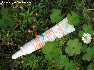 Gel naturel multi-usages et pour tous aux 33 huiles essentielles : le modèle de poche très pratique pour les bobos du quotidien