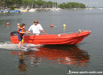 Le baby ski ou apprentissage du ski nautique pour les enfants