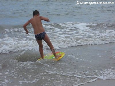 Photo d'enfant en skimboard
