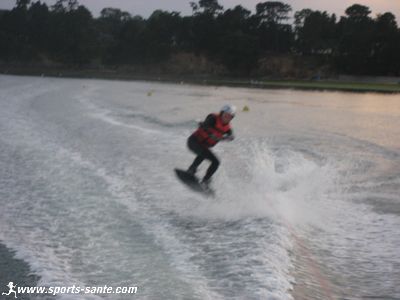 Photo de wake boardeuse de nuit