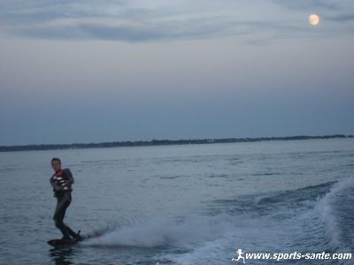 Photo de wakeboarder et pleine lune