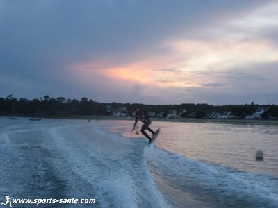 Photo de saut en wake de nuit