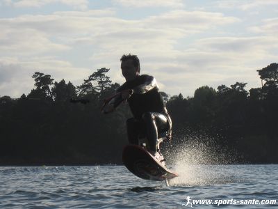 Photo de sky skieur à contre jour
