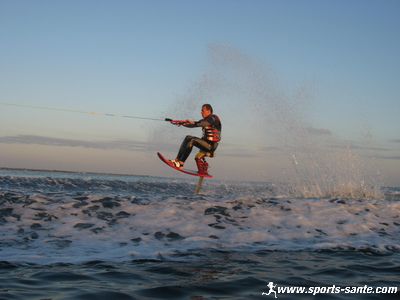 Photo sky ski avec projections d'eau