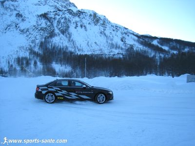 Photo de voiture qui dérape