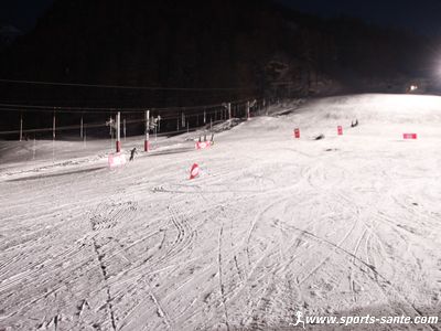 Photo de piste de ski éclairée