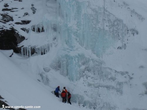 Photo d'escalade d'une cascade de glace