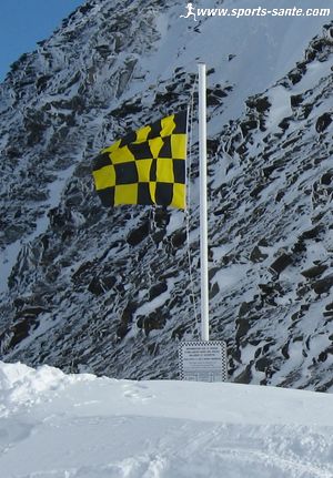 Le drapeau à damiers des risques d'avalanche