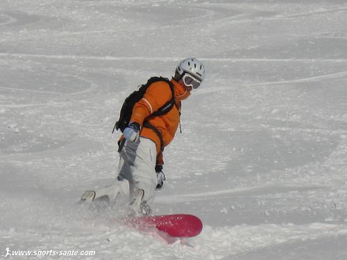 Image de snowboardeuse en hors piste
