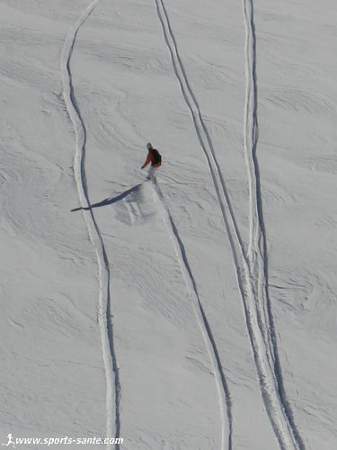 Image de hors-piste en surf