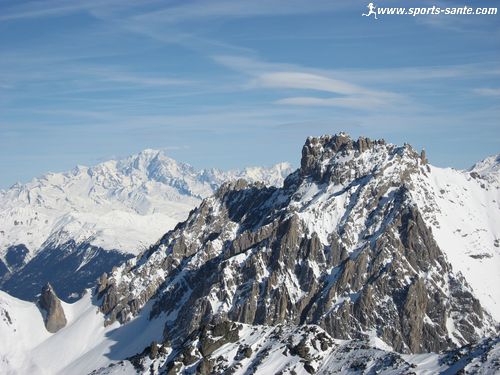 Photo de l'Aiguille du Fruit devant le Mont Blanc et les Grandes Jorasses