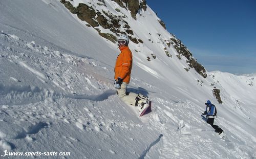 snow boardeurs sur les crètes