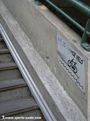 Photo de rail de guidage pour vélo sur escalier