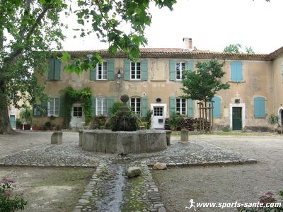 Photo des maisons et de la fontaine de Villeneuvette