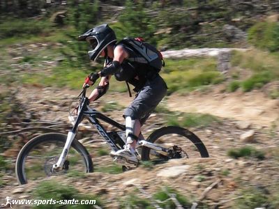 Photo de vététiste en descente