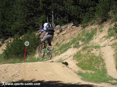 Photo de saut de bosse en vélo