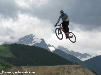 Photo de saut en vtt