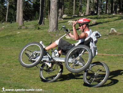 Photo d'acrobaties en quad vtt