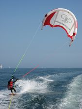 Photos de wake kite en Bretagne: wake board + kite surf = wake kite ?