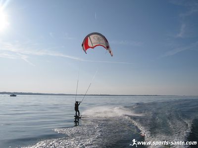 Photo de wake avec une aile de kite