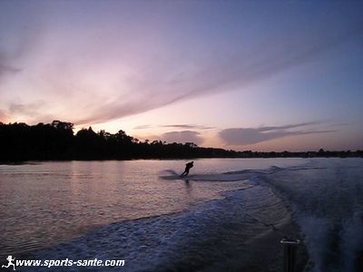Photo de wakeboarder au soleil couchant