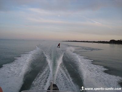 Image de saut su sillon en wakeboard