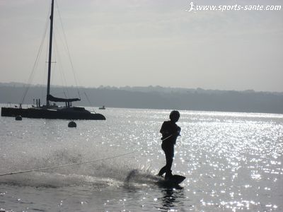 Image de wake bord au lever du jour